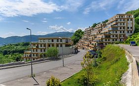 Uno - Gardens With City View